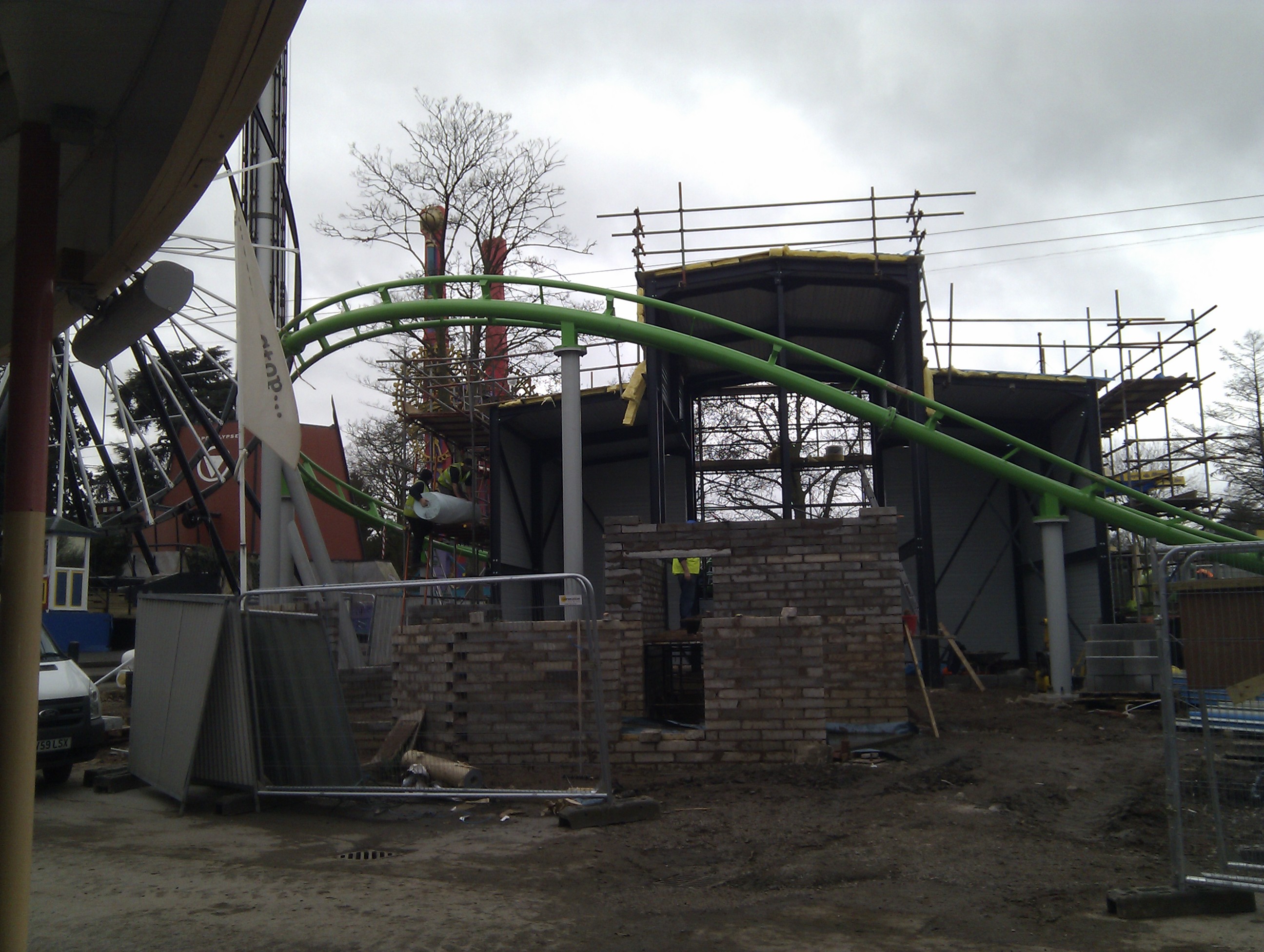 ben-10-coaster---drayton-manor-2011-construction_5476776575_o.jpg